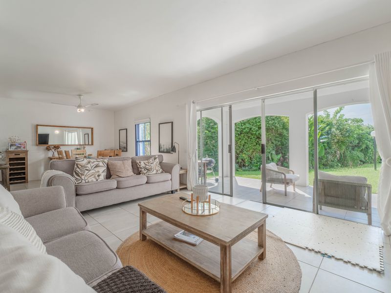 Prime Kamari Townhouse – Sea Views & Poolside Living - Photo 2