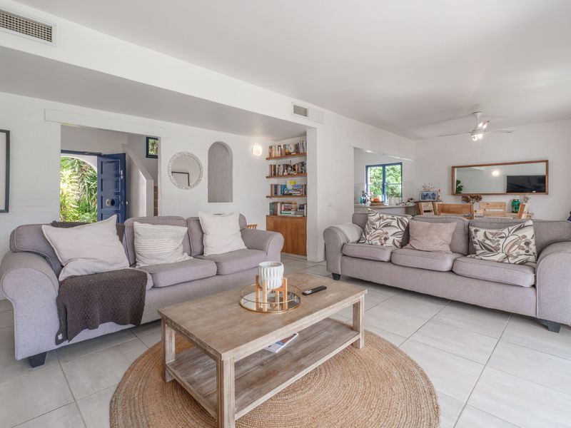 Prime Kamari Townhouse – Sea Views & Poolside Living - Photo 8