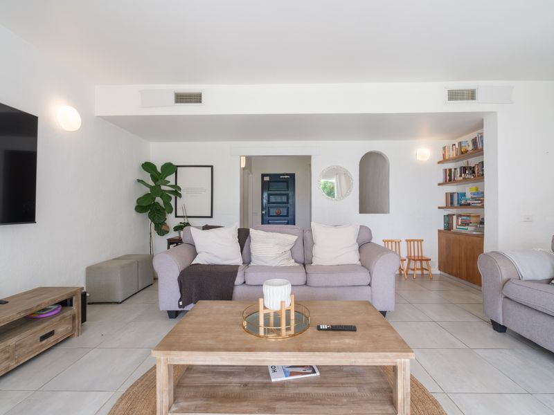 Prime Kamari Townhouse – Sea Views & Poolside Living - Photo 9