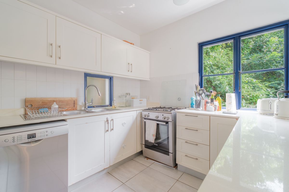 Prime Kamari Townhouse – Sea Views & Poolside Living - Photo 5