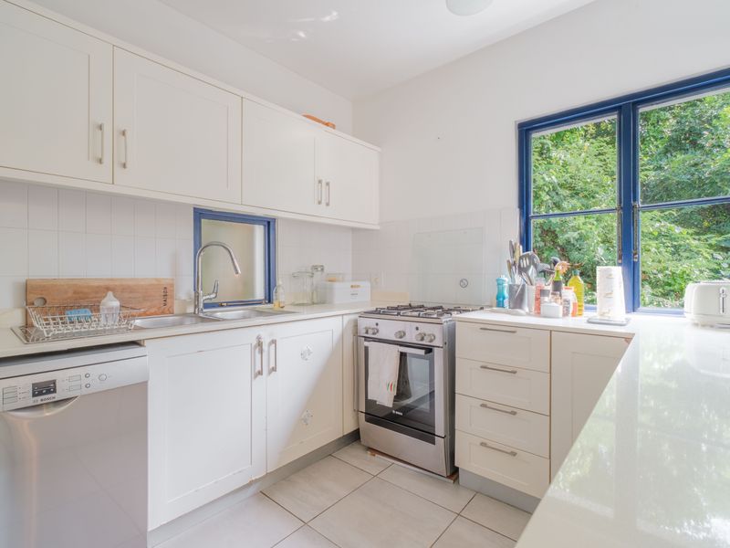 Prime Kamari Townhouse – Sea Views & Poolside Living - Photo 5