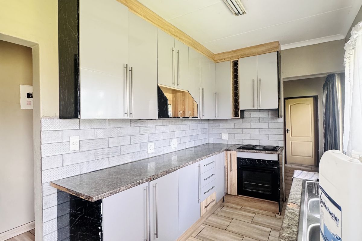 Spacious 3 Bedroom Family Home on a Large 1380m2 Stand in Tasbet Park Ext 12 - Photo 4