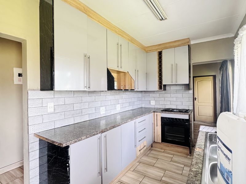 Spacious 3 Bedroom Family Home on a Large 1380m2 Stand in Tasbet Park Ext 12 - Photo 4