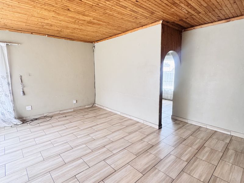 Spacious 3 Bedroom Family Home on a Large 1380m2 Stand in Tasbet Park Ext 12 - Photo 10