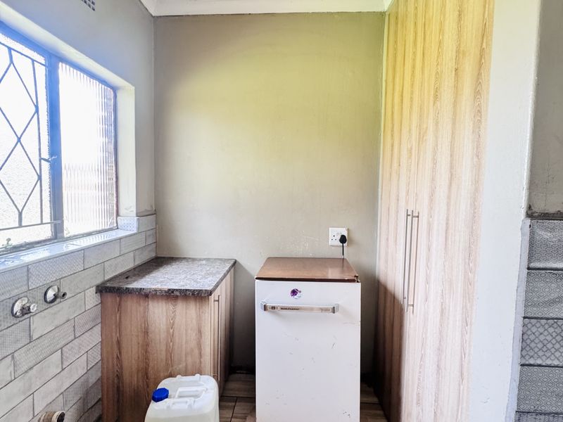 Spacious 3 Bedroom Family Home on a Large 1380m2 Stand in Tasbet Park Ext 12 - Photo 8