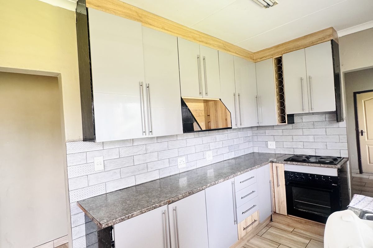 Spacious 3 Bedroom Family Home on a Large 1380m2 Stand in Tasbet Park Ext 12 - Photo 3