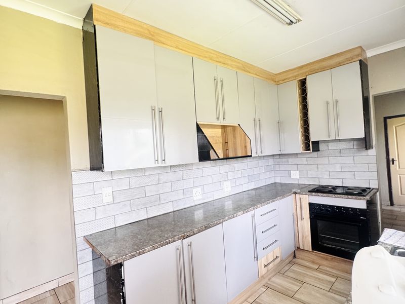 Spacious 3 Bedroom Family Home on a Large 1380m2 Stand in Tasbet Park Ext 12 - Photo 3