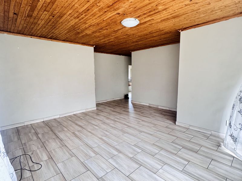 Spacious 3 Bedroom Family Home on a Large 1380m2 Stand in Tasbet Park Ext 12 - Photo 9