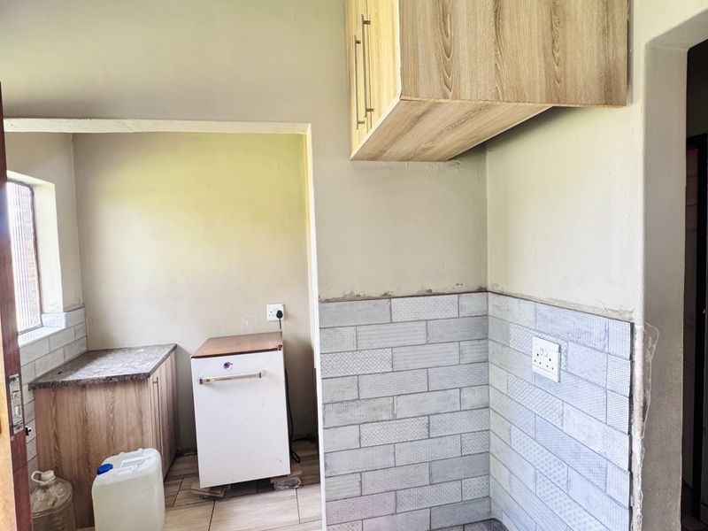 Spacious 3 Bedroom Family Home on a Large 1380m2 Stand in Tasbet Park Ext 12 - Photo 7