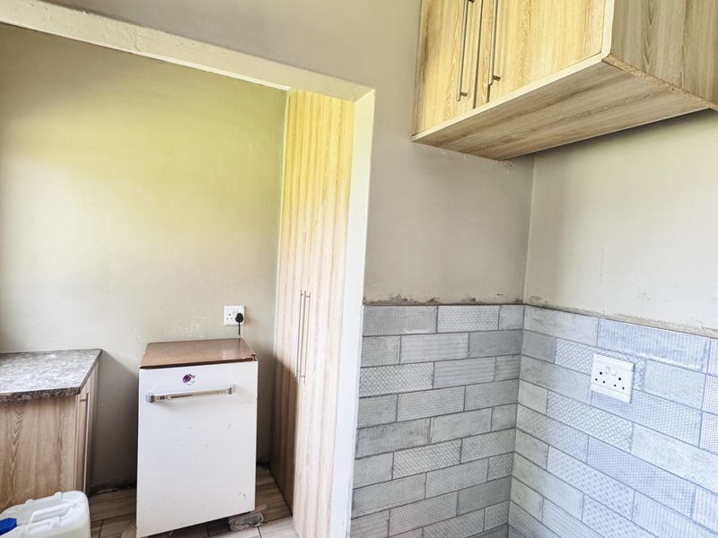 Spacious 3 Bedroom Family Home on a Large 1380m2 Stand in Tasbet Park Ext 12 - Photo 6