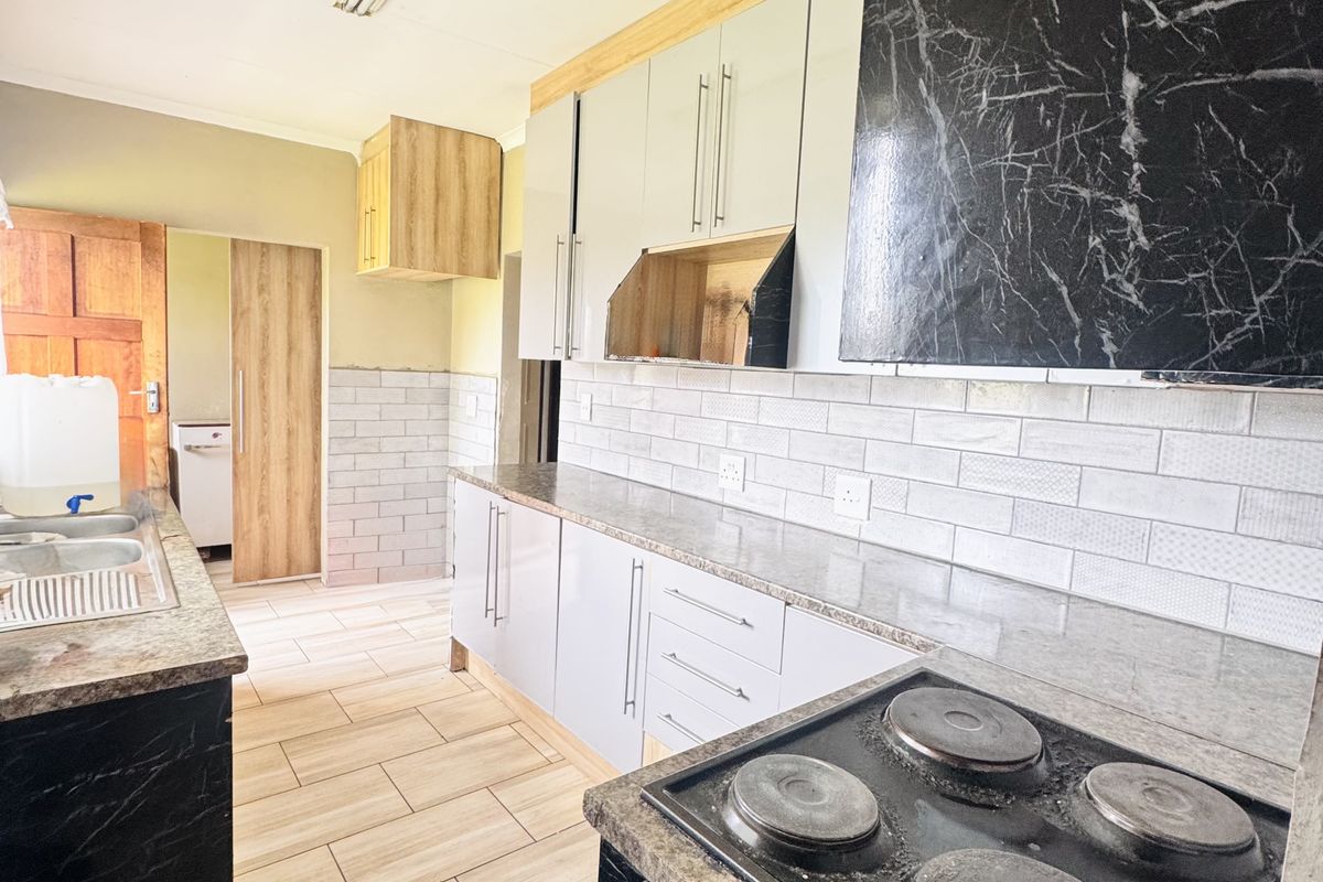 Spacious 3 Bedroom Family Home on a Large 1380m2 Stand in Tasbet Park Ext 12 - Photo 5