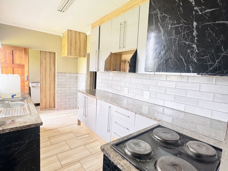 Spacious 3 Bedroom Family Home on a Large 1380m2 Stand in Tasbet Park Ext 12 - Photo 5