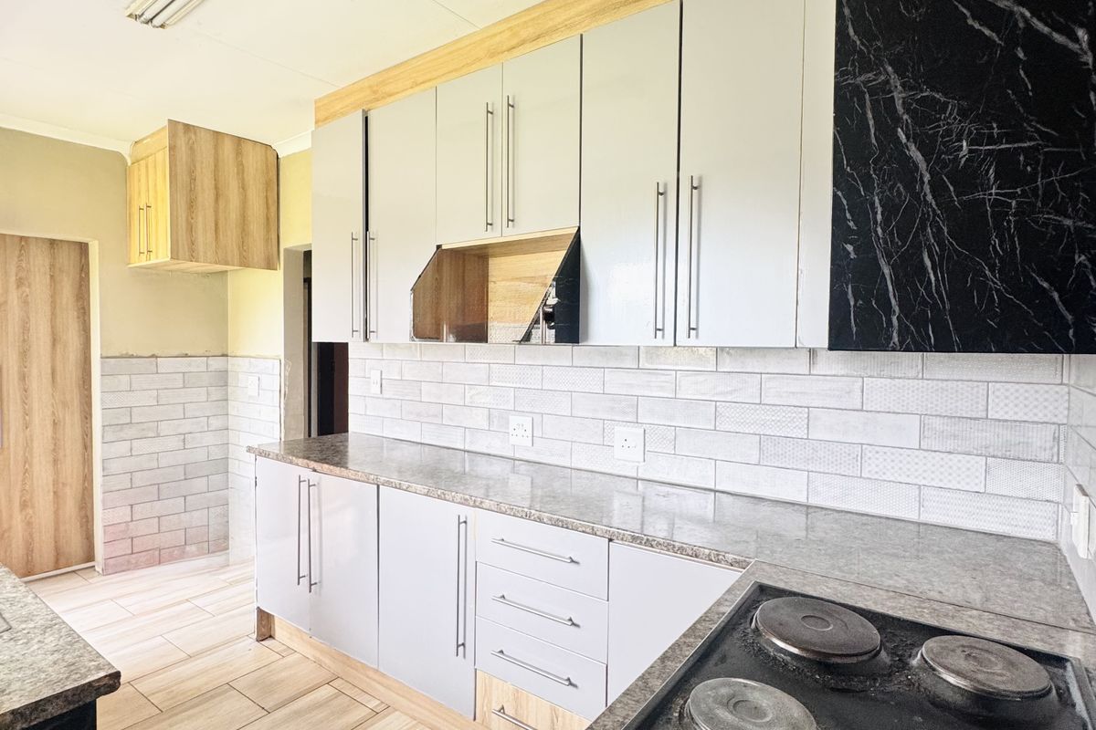 Spacious 3 Bedroom Family Home on a Large 1380m2 Stand in Tasbet Park Ext 12 - Photo 2