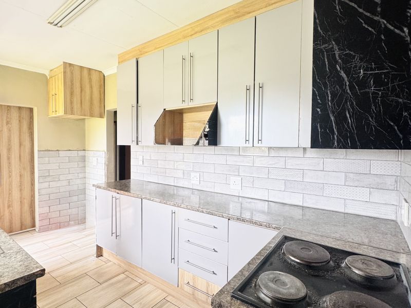 Spacious 3 Bedroom Family Home on a Large 1380m2 Stand in Tasbet Park Ext 12 - Photo 2