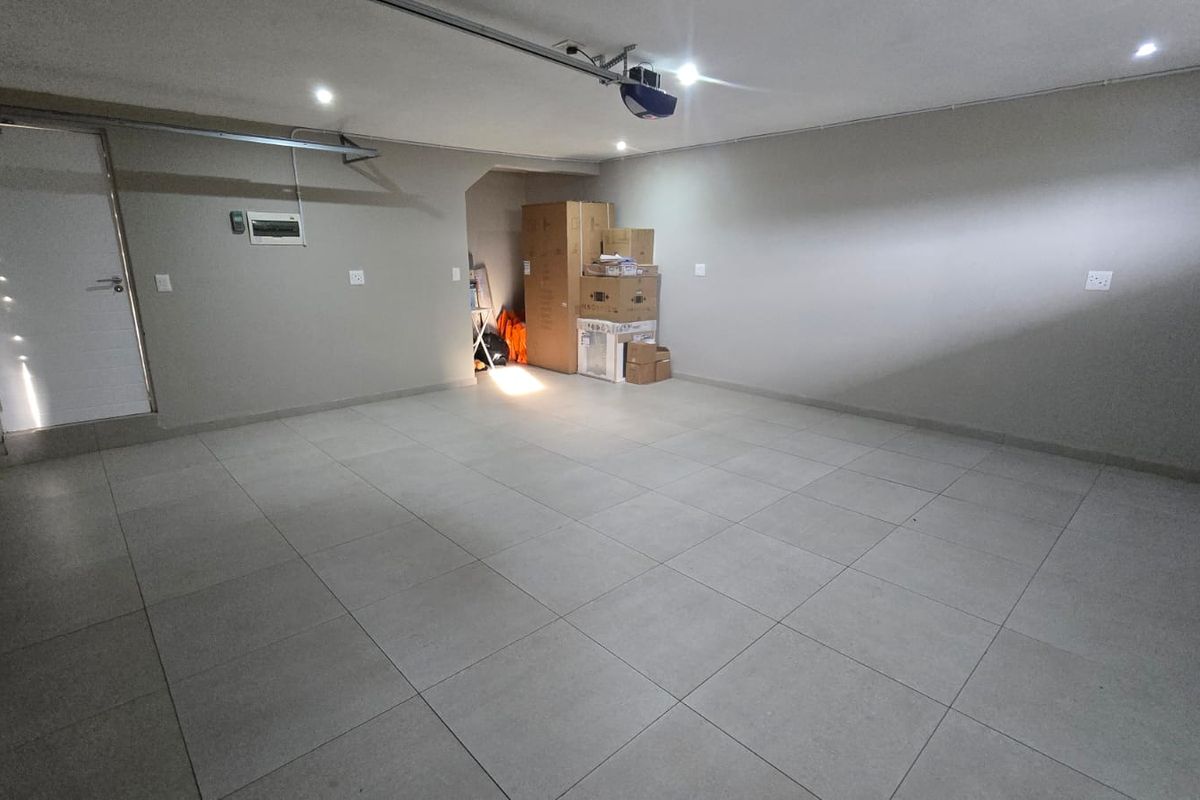 Modern 3-Bedroom Freestanding Townhouse in Secure Palm Lakes Estate - Photo 4