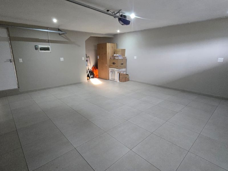 Modern 3-Bedroom Freestanding Townhouse in Secure Palm Lakes Estate - Photo 4