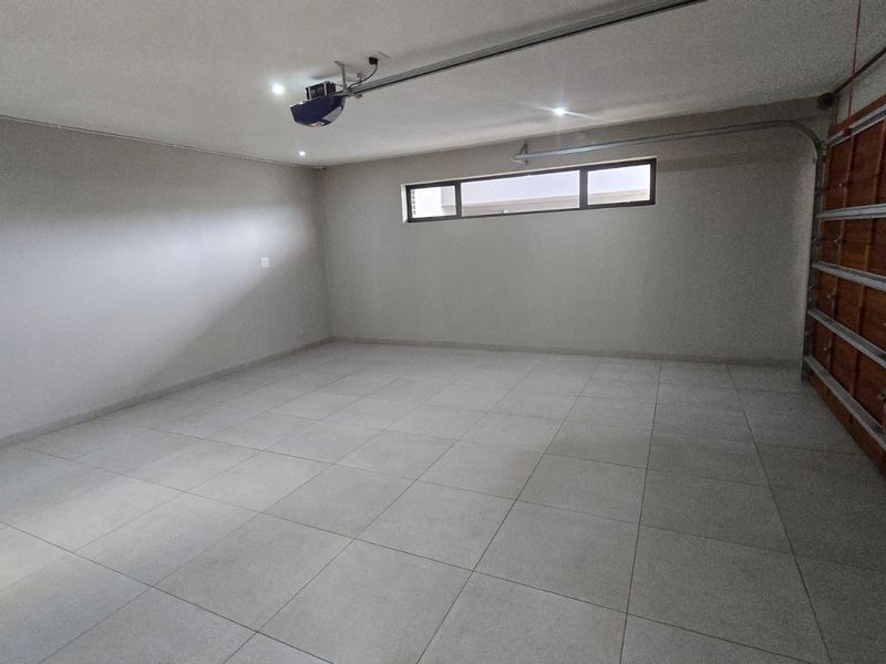 Modern 3-Bedroom Freestanding Townhouse in Secure Palm Lakes Estate - Photo 9