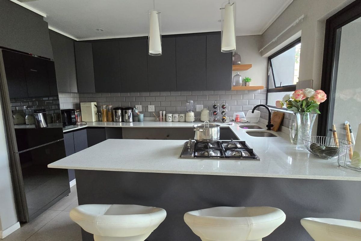 Modern 3-Bedroom Freestanding Townhouse in Secure Palm Lakes Estate - Photo 2