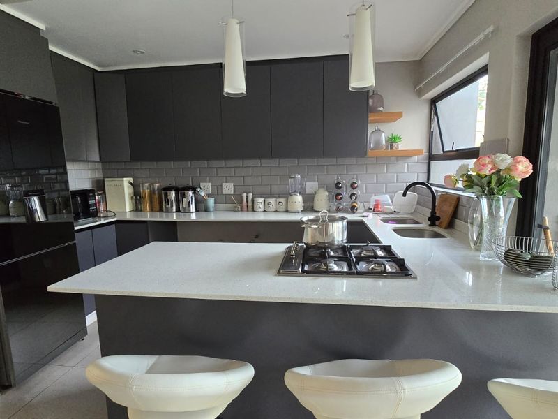 Modern 3-Bedroom Freestanding Townhouse in Secure Palm Lakes Estate - Photo 2