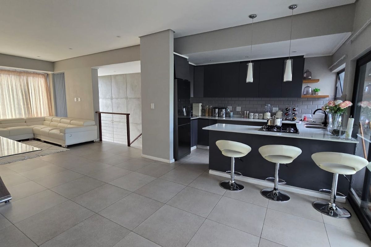 Modern 3-Bedroom Freestanding Townhouse in Secure Palm Lakes Estate - Photo 5