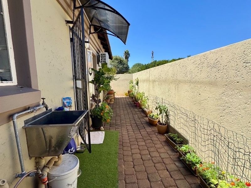 2 BEDROOM CONTEMPORARY TOWNHOUSE FOR SALE! - Photo 10