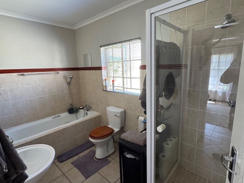 2 BEDROOM CONTEMPORARY TOWNHOUSE FOR SALE! - Photo 9