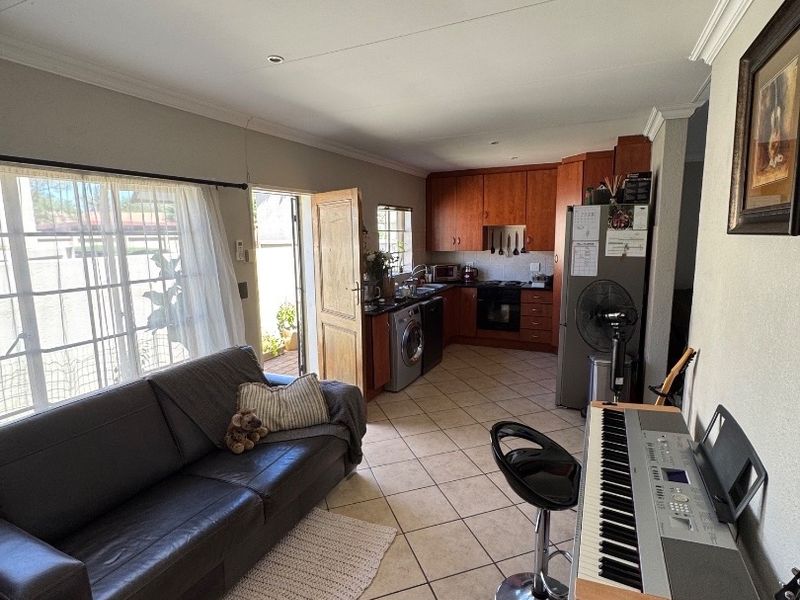 2 BEDROOM CONTEMPORARY TOWNHOUSE FOR SALE! - Photo 6