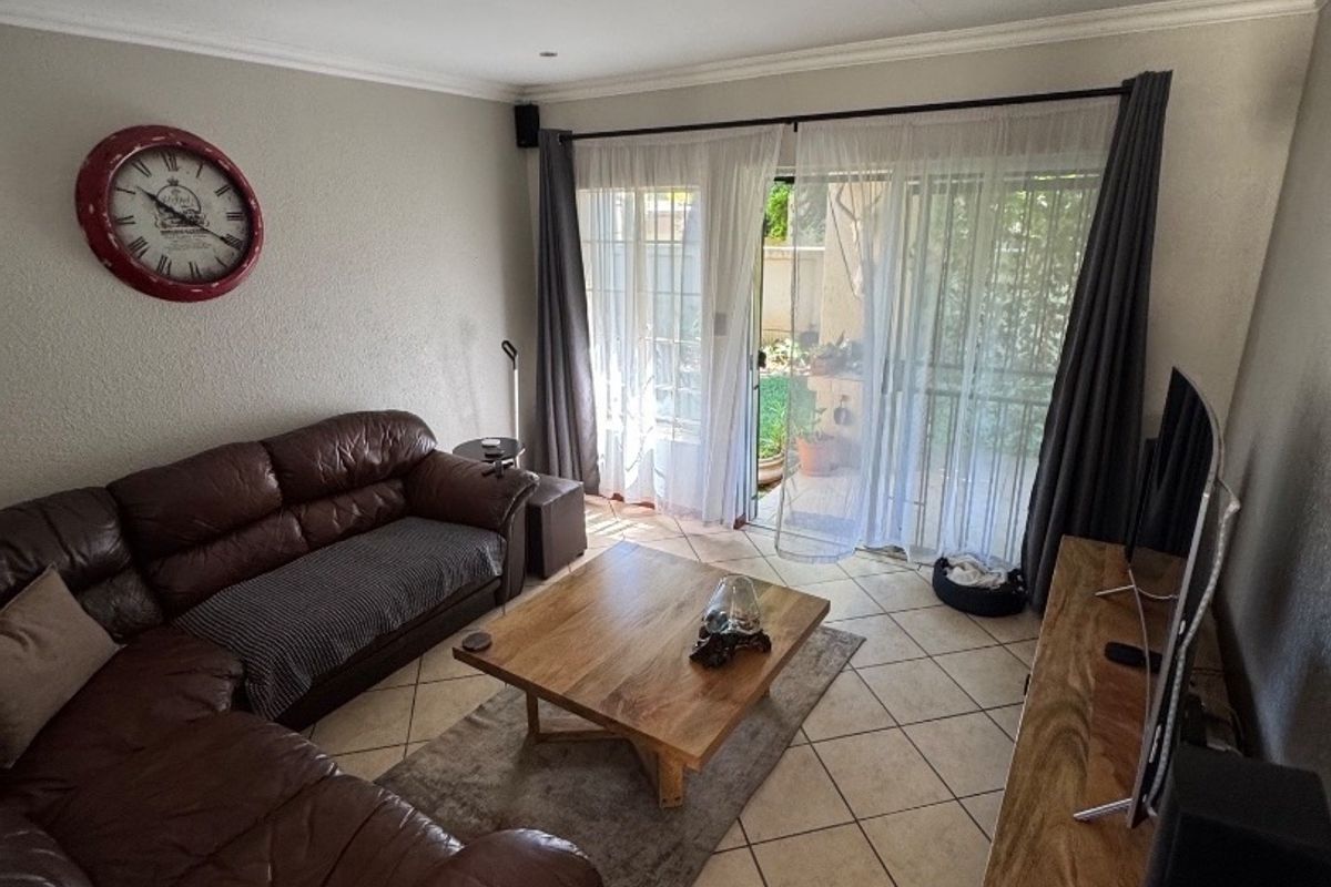 2 BEDROOM CONTEMPORARY TOWNHOUSE FOR SALE! - Photo 5