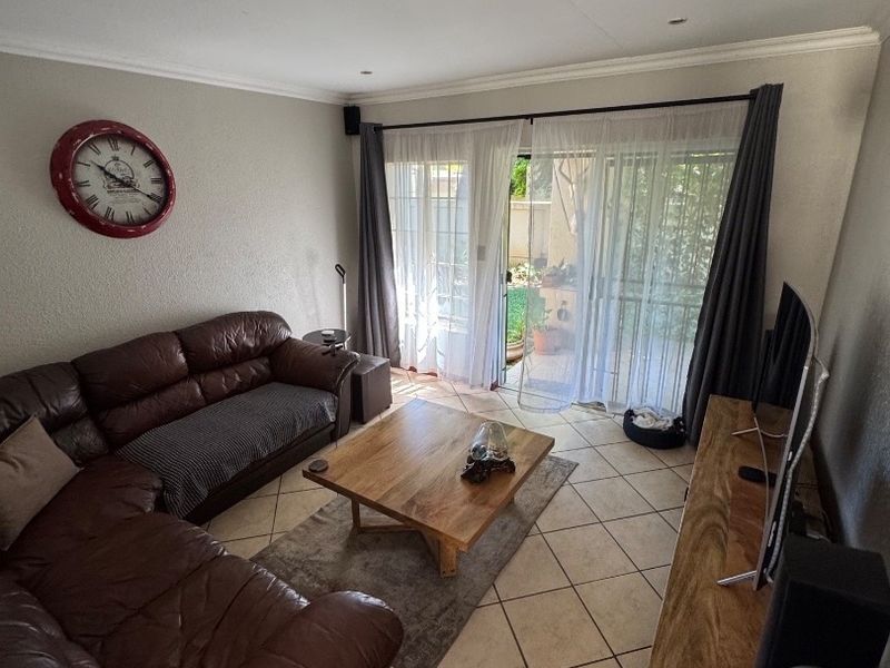 2 BEDROOM CONTEMPORARY TOWNHOUSE FOR SALE! - Photo 5