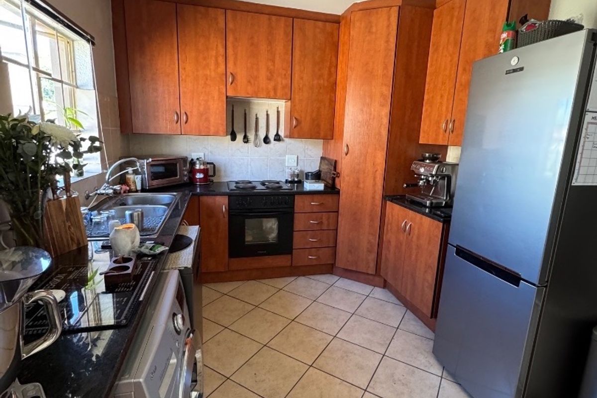 2 BEDROOM CONTEMPORARY TOWNHOUSE FOR SALE! - Photo 3