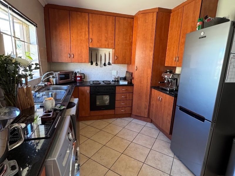 2 BEDROOM CONTEMPORARY TOWNHOUSE FOR SALE! - Photo 3