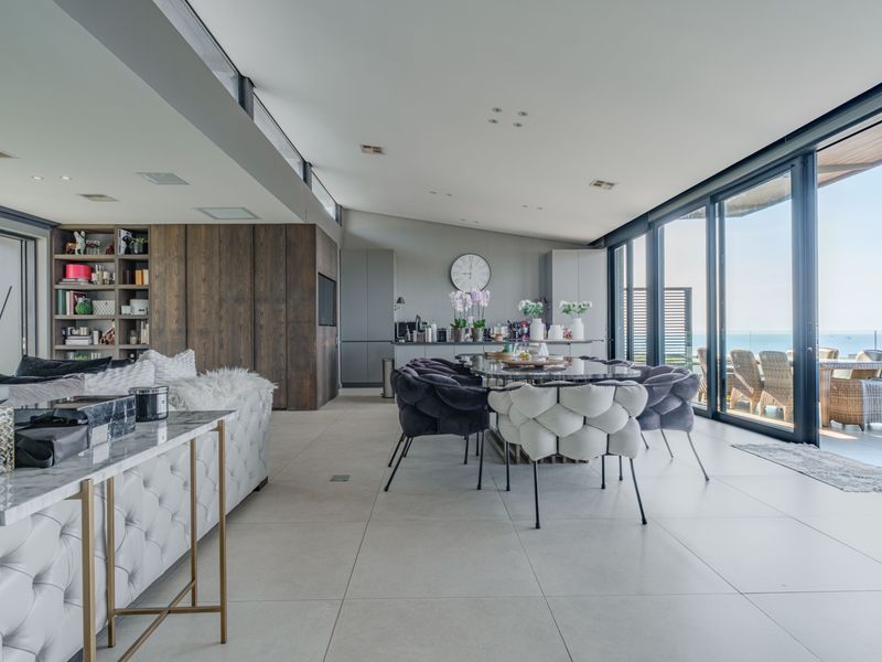 Frontline Coastal Luxury in Prestigious Gold Coast Estate - Photo 9