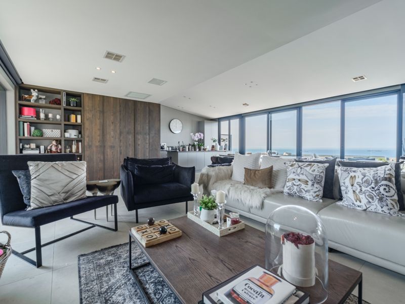 Frontline Coastal Luxury in Prestigious Gold Coast Estate - Photo 8