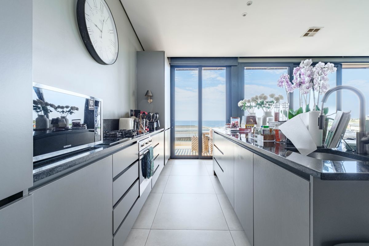 Frontline Coastal Luxury in Prestigious Gold Coast Estate - Photo 4