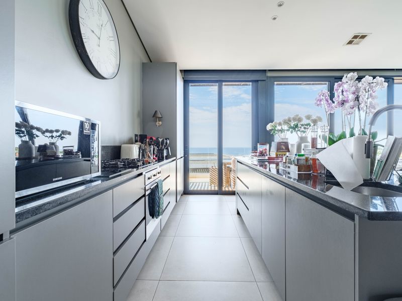 Frontline Coastal Luxury in Prestigious Gold Coast Estate - Photo 4