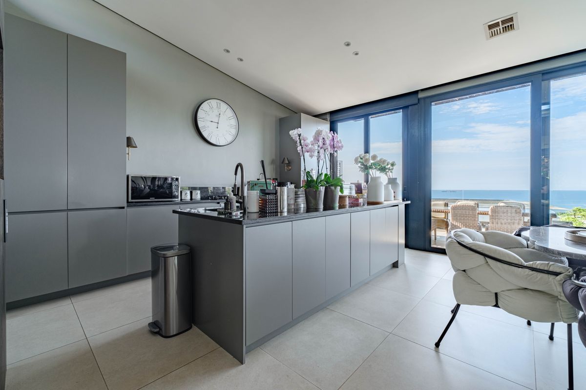 Frontline Coastal Luxury in Prestigious Gold Coast Estate - Photo 3