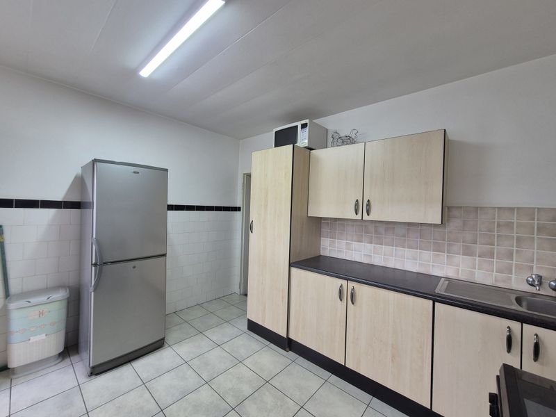 Quiet & Secure 2-Bedroom Flat – Perfect for Professionals / Retired Couple - Photo 4