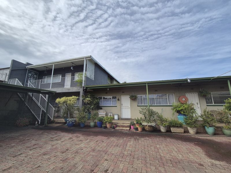 Quiet & Secure 2-Bedroom Flat – Perfect for Professionals / Retired Couple - Photo 1