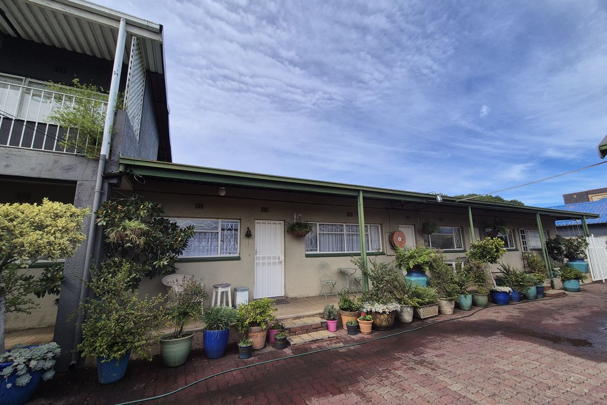 Quiet & Secure 2-Bedroom Flat – Perfect for Professionals / Retired Couple - Photo 2