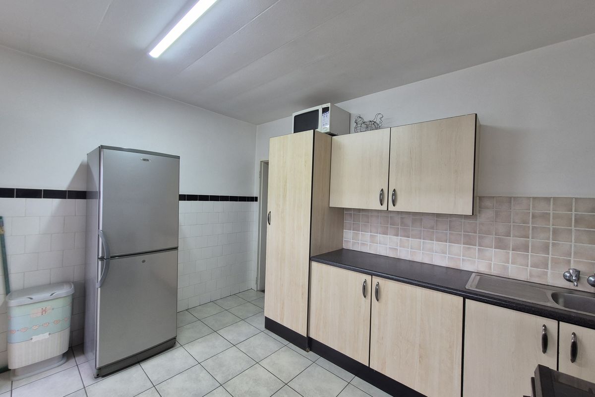 Quiet & Secure 2-Bedroom Flat – Perfect for Professionals / Retired Couple - Photo 4