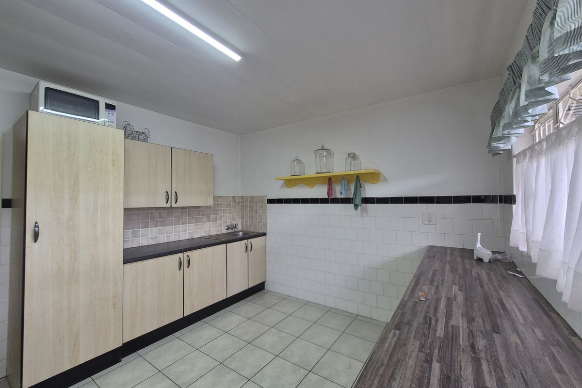 Quiet & Secure 2-Bedroom Flat – Perfect for Professionals / Retired Couple - Photo 3