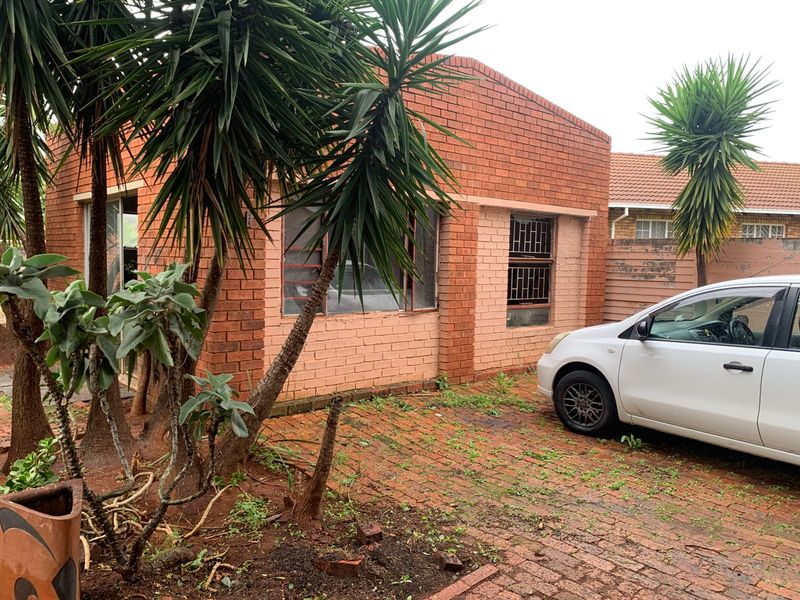 Fixer-Upper with Flatlet Potential on a Large Stand in Heuweloord - Photo 4