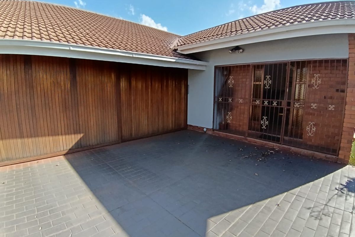 Space, Style & Serious Value – Your Dream Dual-Living Home Awaits! - Photo 3