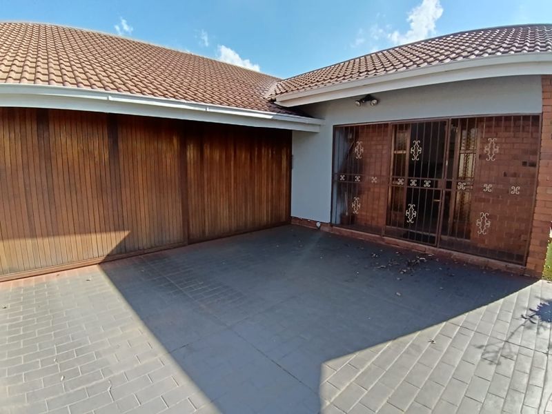 Space, Style & Serious Value – Your Dream Dual-Living Home Awaits! - Photo 3