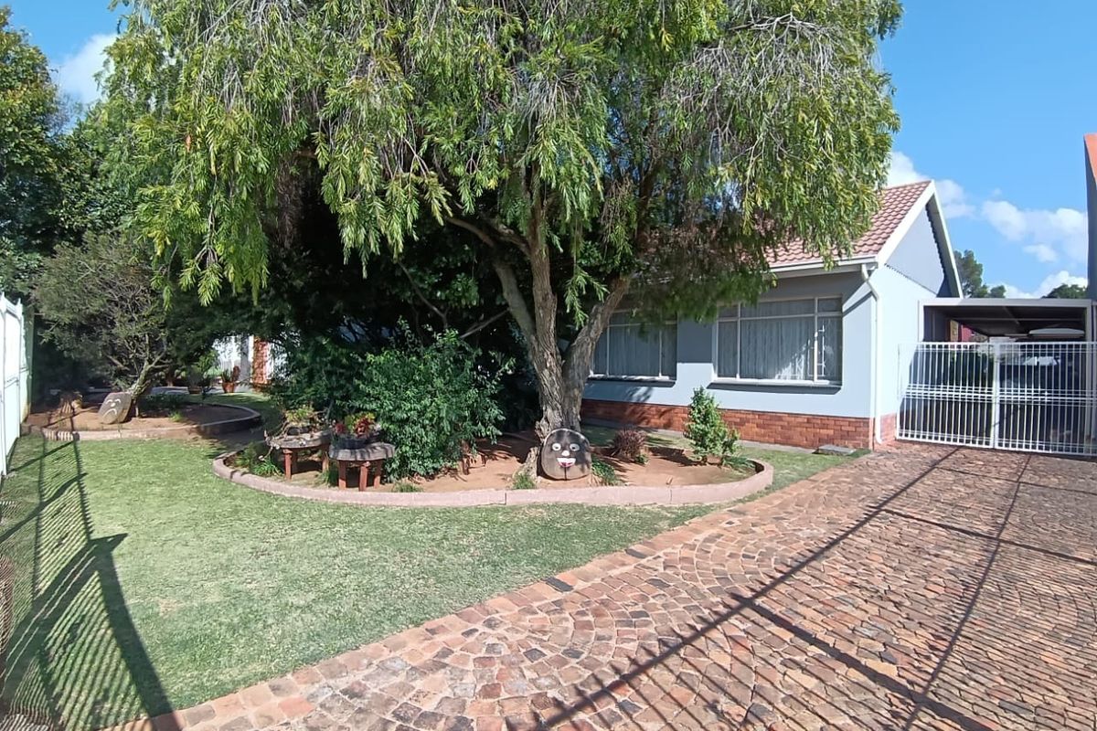 Space, Style & Serious Value – Your Dream Dual-Living Home Awaits! - Photo 2