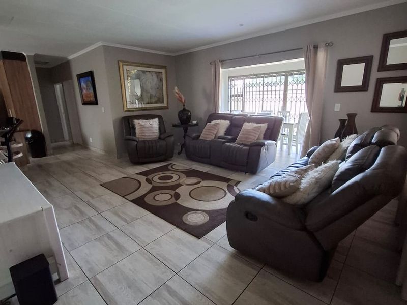 Contemporary Full-Title Home in a Secure Complex – Sunair Park, Brakpan - Photo 4