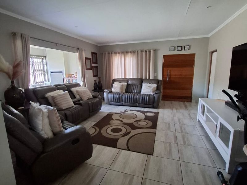 Contemporary Full-Title Home in a Secure Complex – Sunair Park, Brakpan - Photo 5