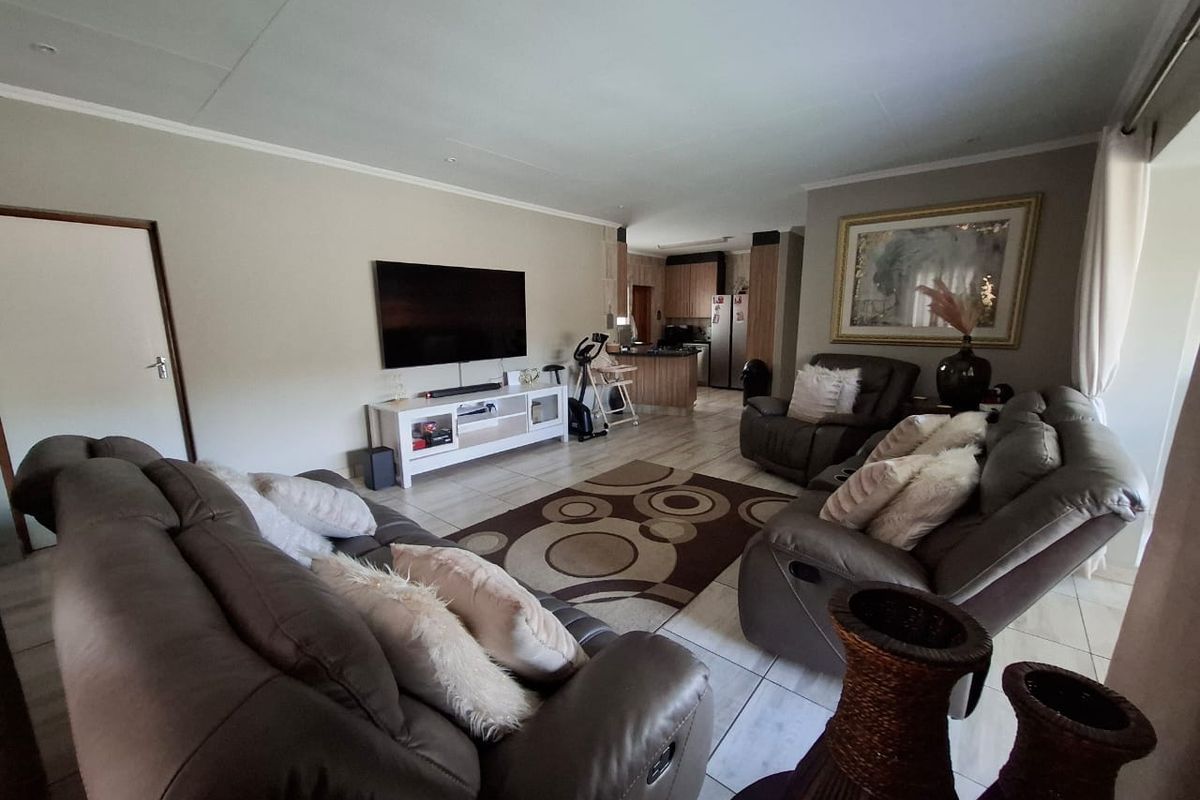 Contemporary Full-Title Home in a Secure Complex – Sunair Park, Brakpan - Photo 3