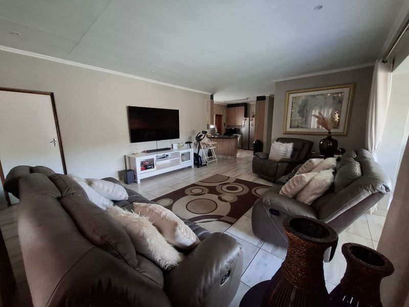 Contemporary Full-Title Home in a Secure Complex – Sunair Park, Brakpan - Photo 3