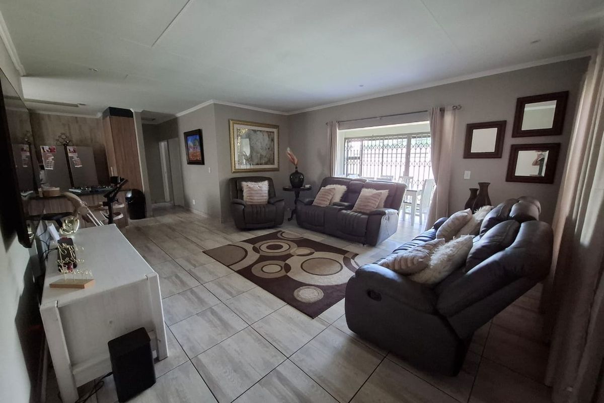 Contemporary Full-Title Home in a Secure Complex – Sunair Park, Brakpan - Photo 2